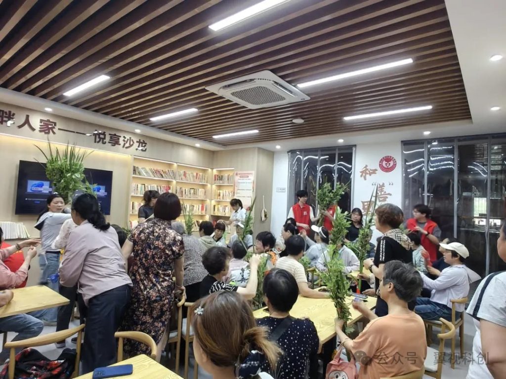 社区居民在阅读空间参加植物主题活动